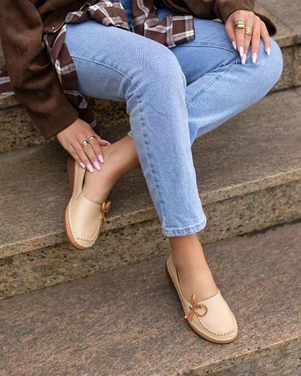 Beżowe mokasyny ze skóry licowej z kokardą na koturnie