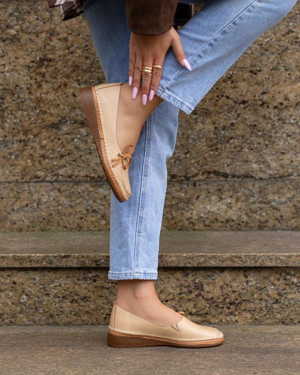 Beżowe mokasyny ze skóry licowej z kokardą na koturnie 3