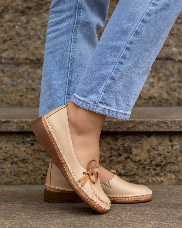 Beżowe mokasyny ze skóry licowej z kokardą na koturnie 4