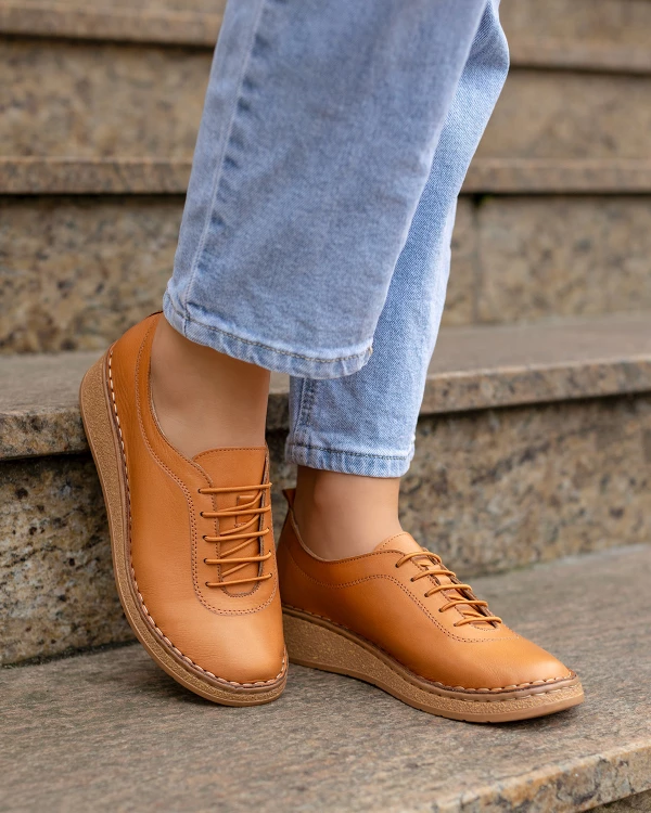 Rude półbuty damskie ze skóry licowej na koturnie