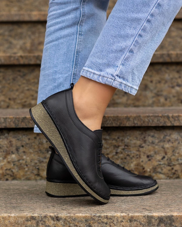 Czarne półbuty damskie ze skóry naturalnej na koturnie