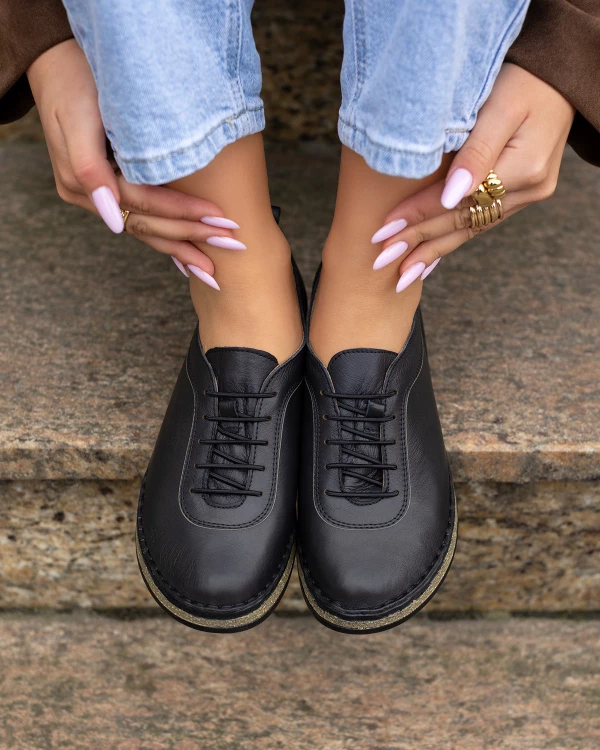 Czarne półbuty damskie ze skóry naturalnej na koturnie 3