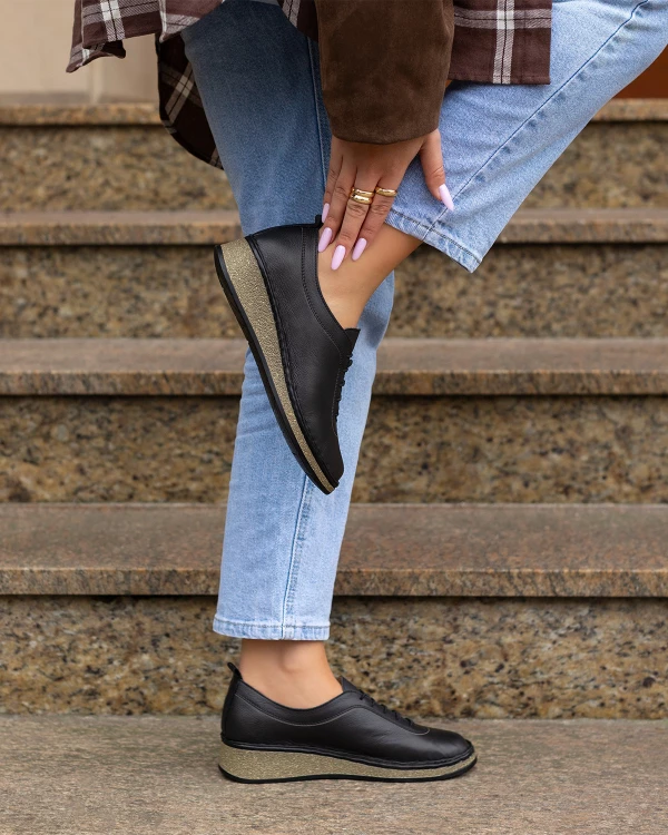 Czarne półbuty damskie ze skóry naturalnej na koturnie 4