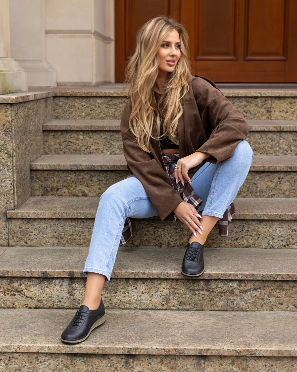 Czarne półbuty damskie ze skóry naturalnej na koturnie 2