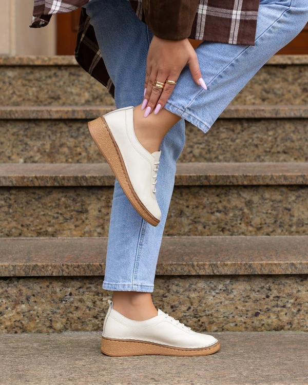 Jasnobeżowe półbuty damskie skórzane na koturnie