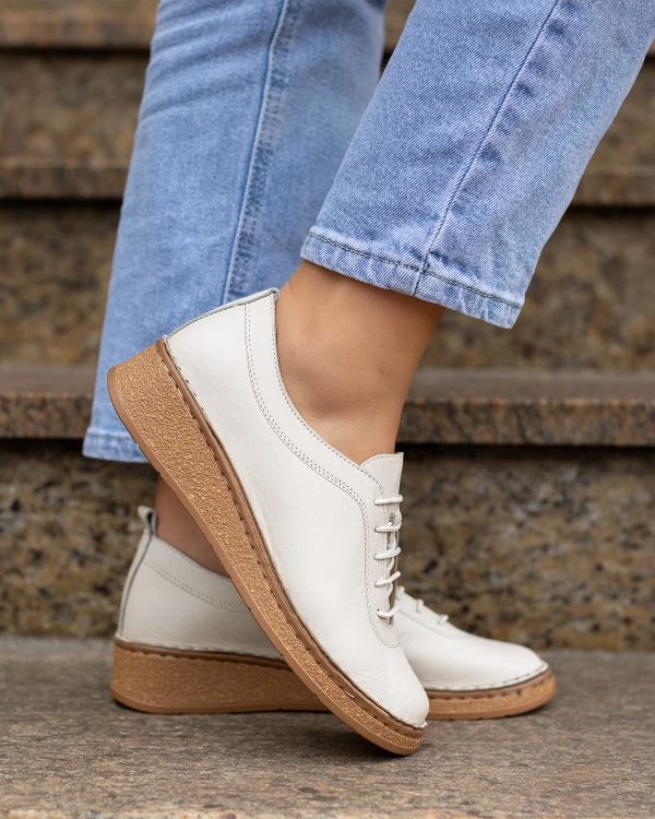 Jasnobeżowe półbuty damskie skórzane na koturnie 3