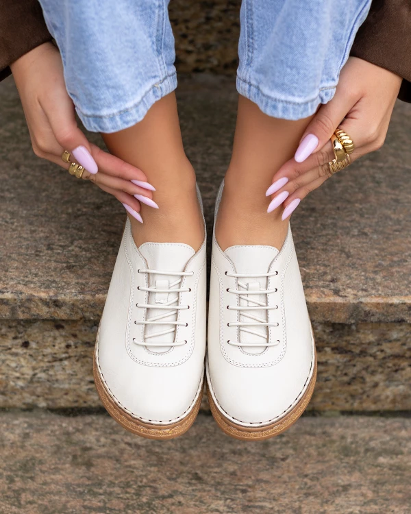 Jasnobeżowe półbuty damskie skórzane na koturnie 4