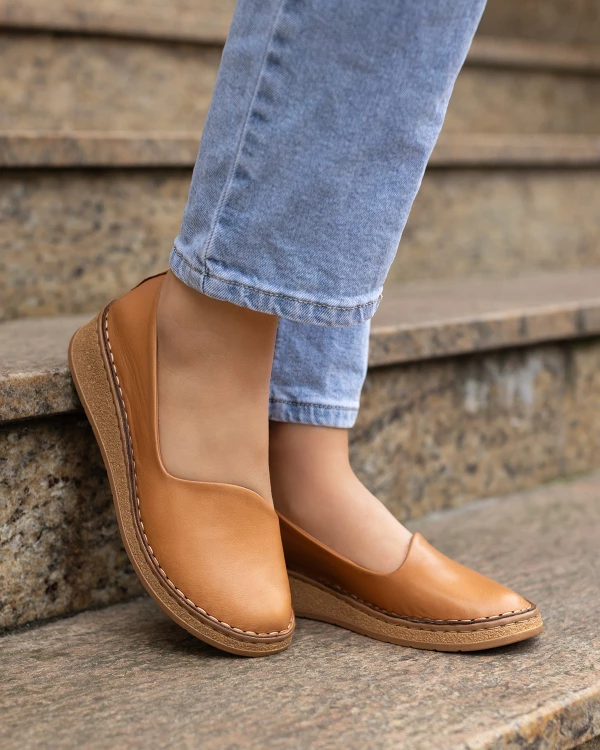 Rude półbuty damskie ze skóry licowej na koturnie