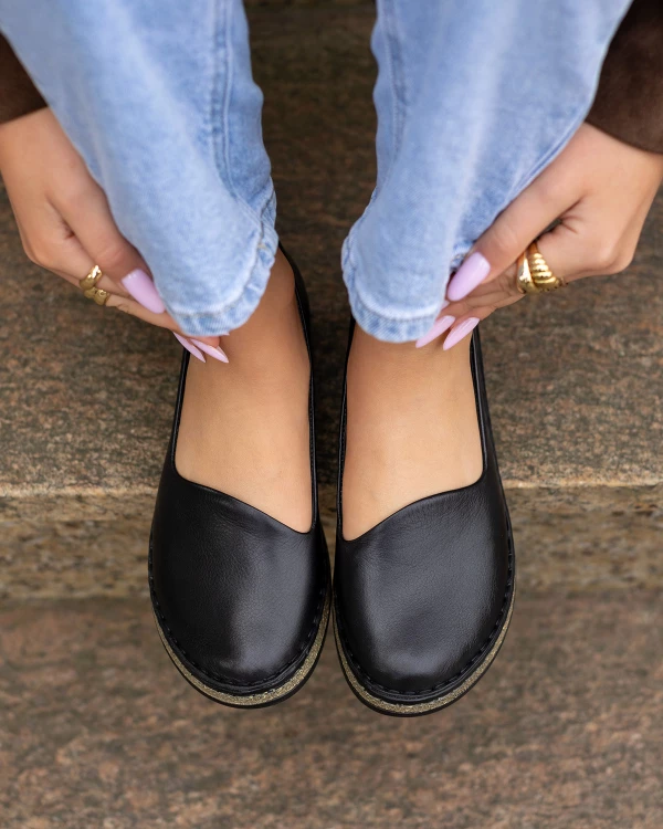 Czarne półbuty damskie z naturalnej skóry licowej na koturnie