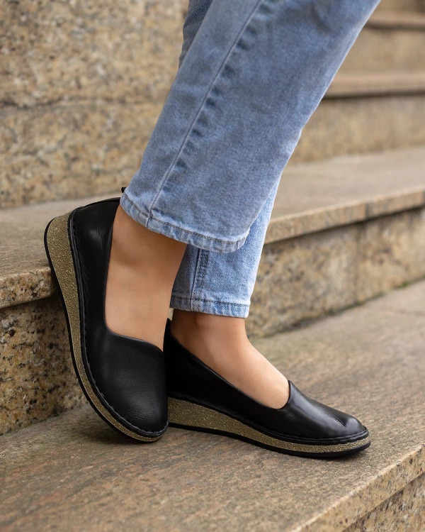 Czarne półbuty damskie z naturalnej skóry licowej na koturnie 3