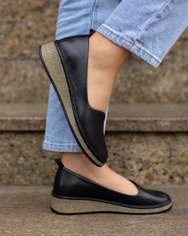 Czarne półbuty damskie z naturalnej skóry licowej na koturnie 4