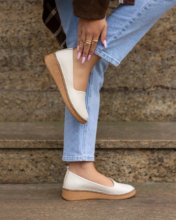 Jasnobeżowe półbuty damskie skórzane na obcasie