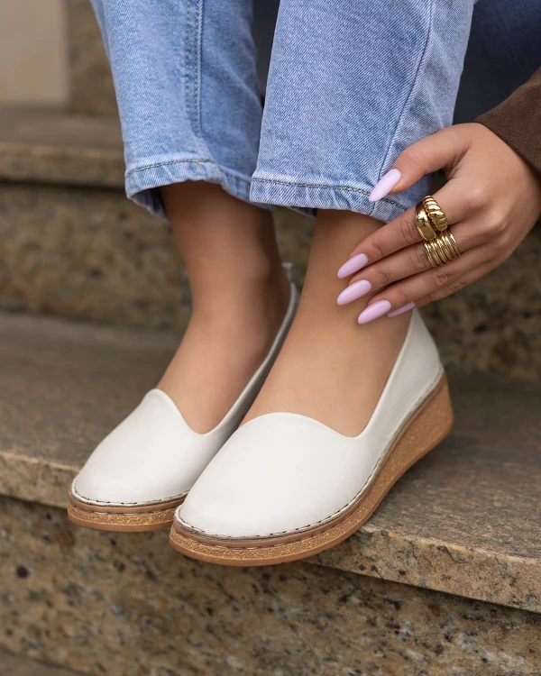 Jasnobeżowe półbuty damskie skórzane na obcasie 3