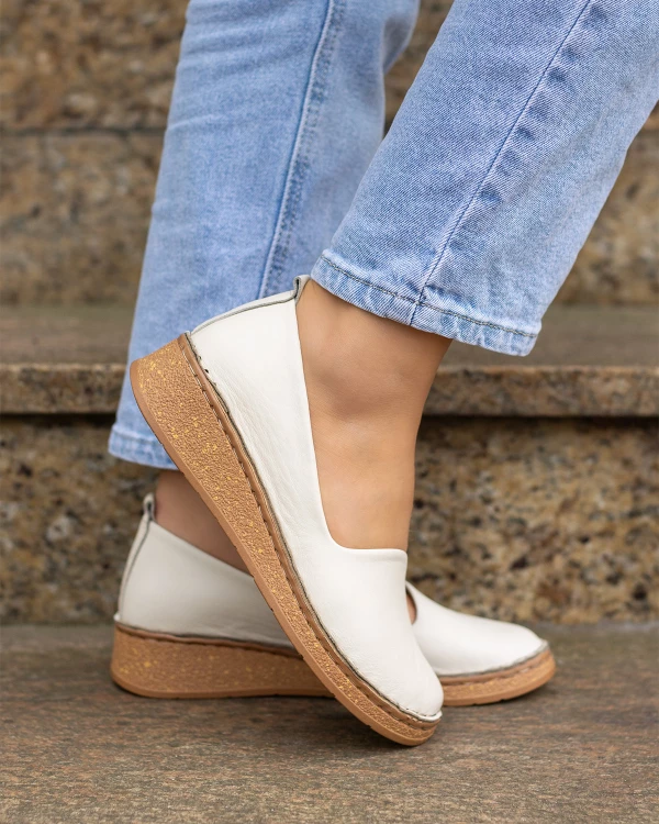 Jasnobeżowe półbuty damskie skórzane na obcasie 4