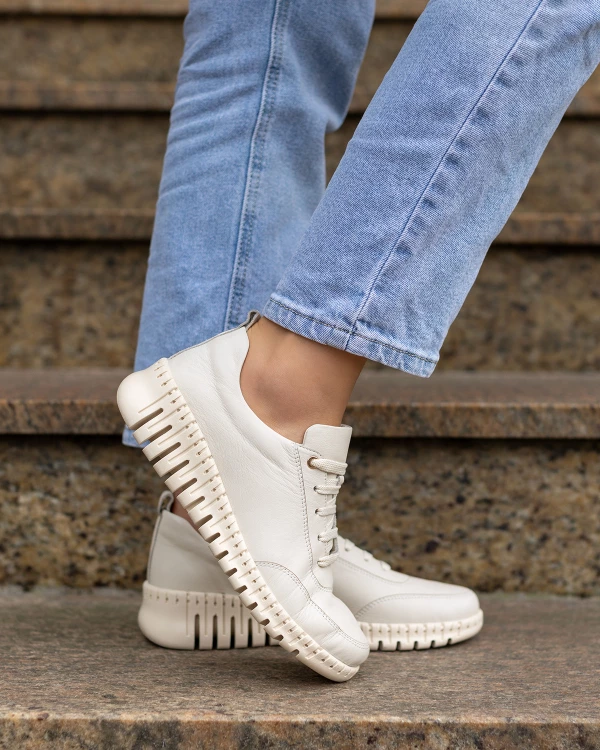 Jasnobeżowe półbuty damskie ze skóry licowej na koturnie