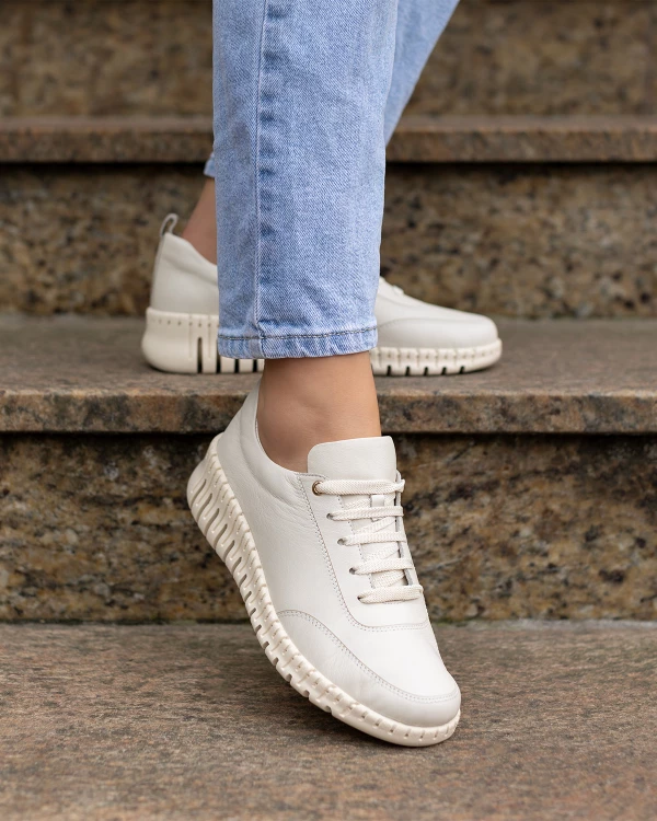 Jasnobeżowe półbuty damskie ze skóry licowej na koturnie 3