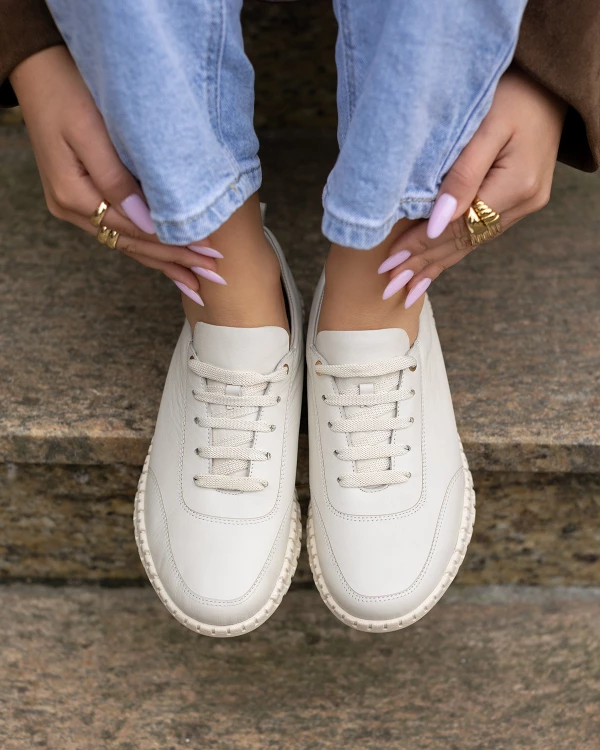 Jasnobeżowe półbuty damskie ze skóry licowej na koturnie 4