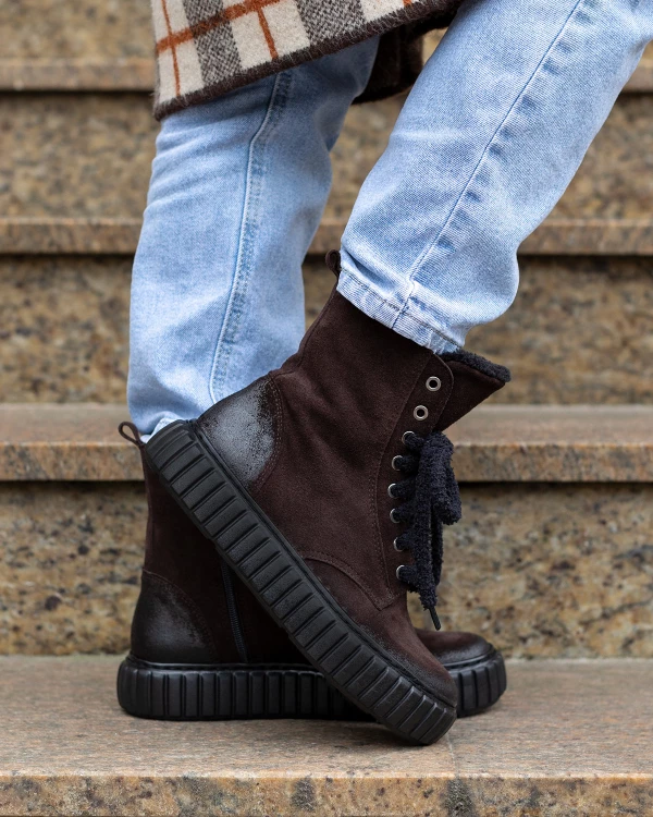 Czekoladowe trzewiki damskie welurowe na platformie