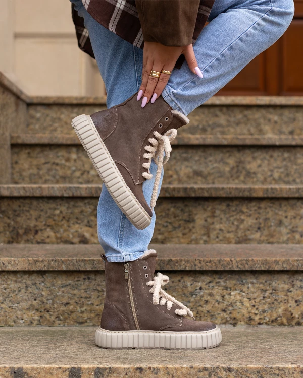 Brązowe botki damskie sznurowane ze skóry welurowej