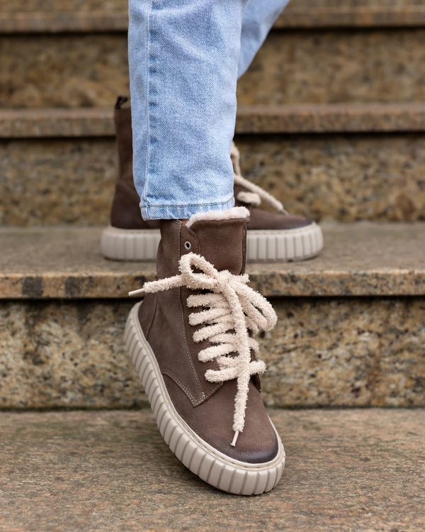 Brązowe botki damskie sznurowane ze skóry welurowej 4