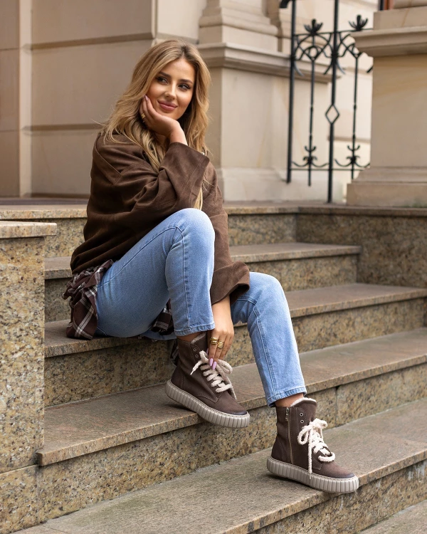 Brązowe botki damskie sznurowane ze skóry welurowej 2