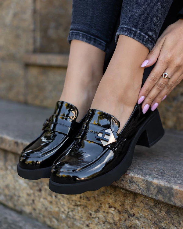 Czarne mokasyny damskie ze skóry lakierowanej na klocku