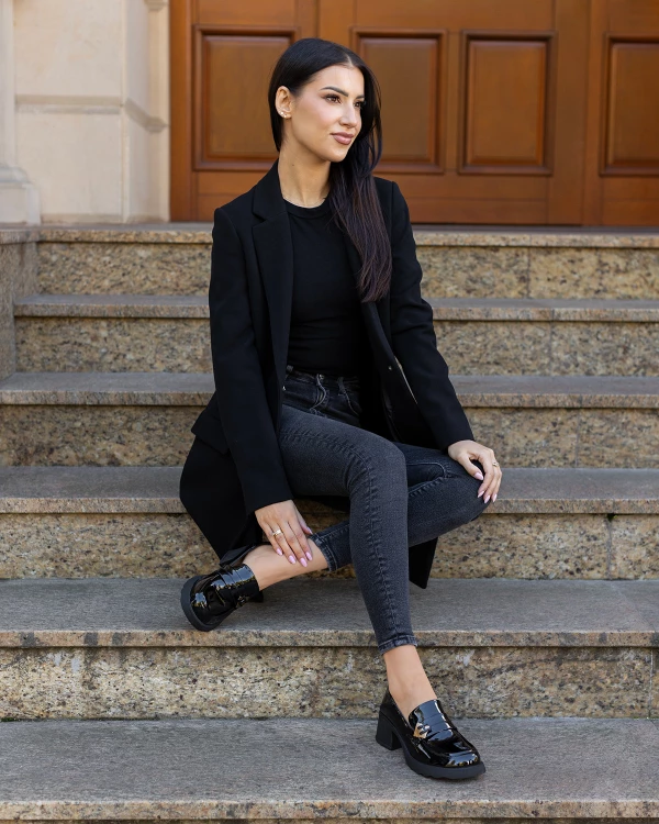 Czarne mokasyny damskie ze skóry lakierowanej na klocku 2