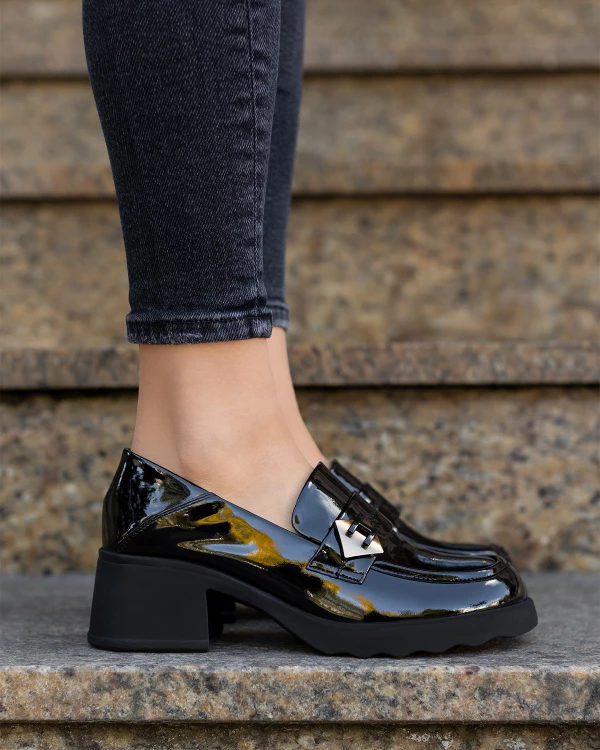Czarne mokasyny damskie ze skóry lakierowanej na klocku 3