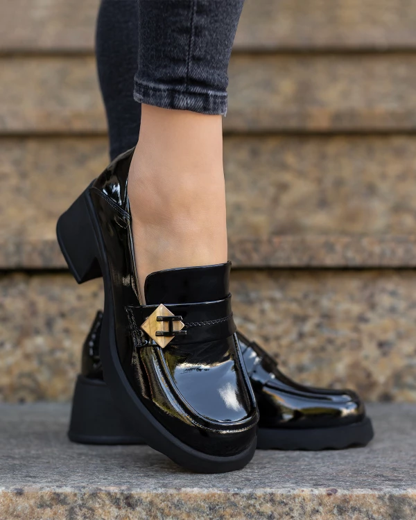Czarne mokasyny damskie ze skóry lakierowanej na klocku 4