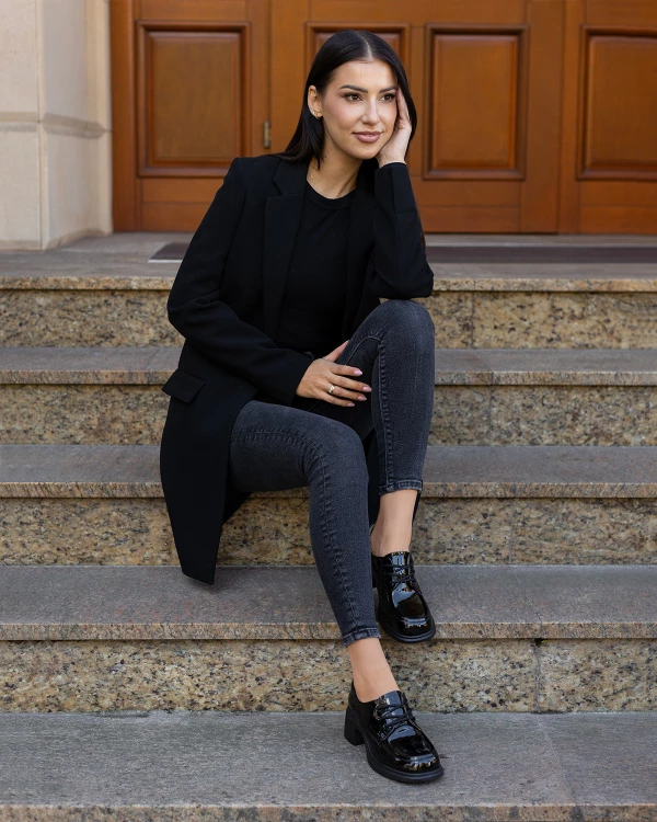 Czarne półbuty damskie lakierowane na klocku 2