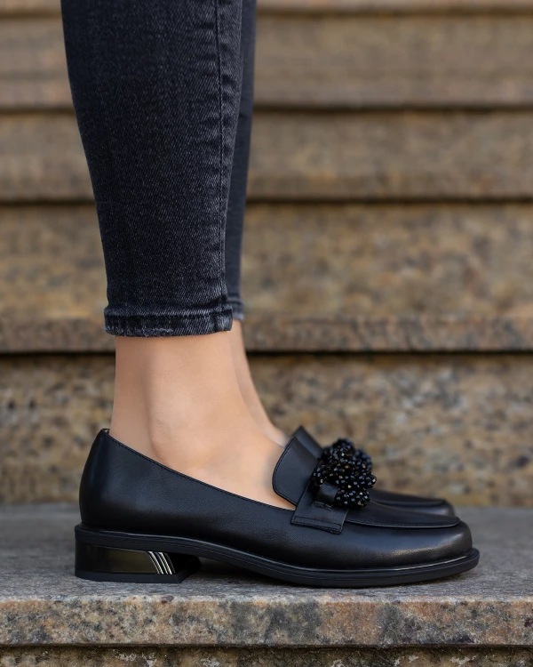 Czarne mokasyny damskie ze skóry licowej z kamieniami