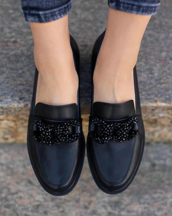 Czarne mokasyny damskie ze skóry licowej z kamieniami 3