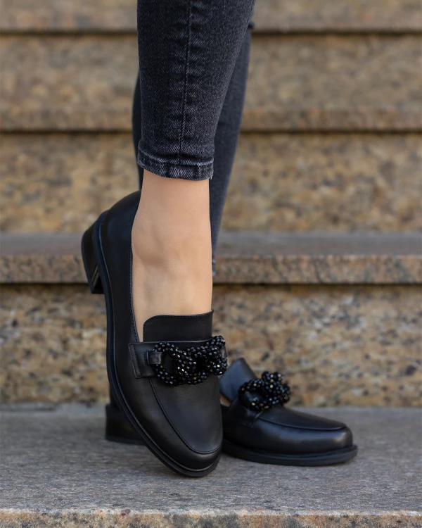 Czarne mokasyny damskie ze skóry licowej z kamieniami 4