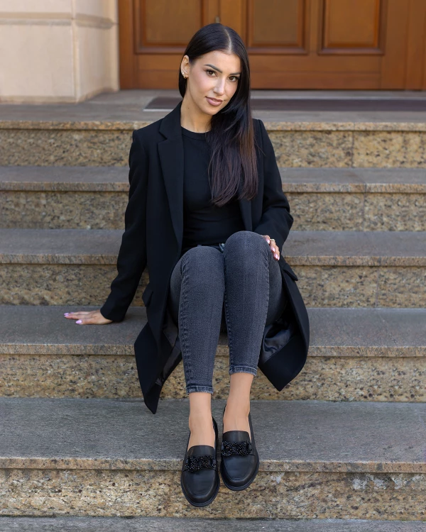 Czarne mokasyny damskie ze skóry licowej z kamieniami 2