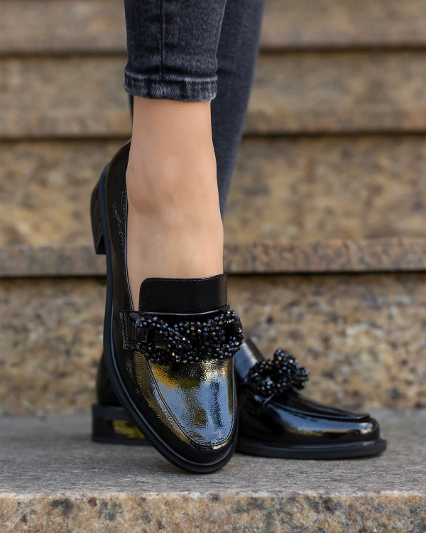 Czarne mokasyny damskie lakierowane z kamieniami