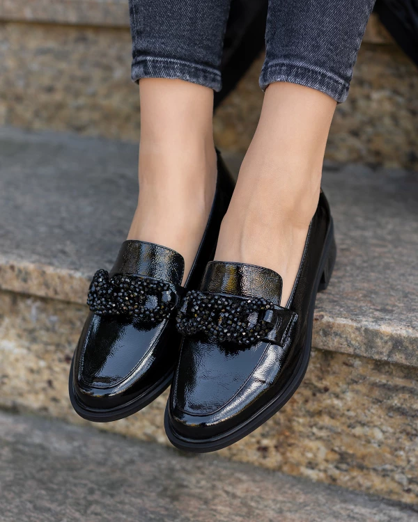 Czarne mokasyny damskie lakierowane z kamieniami 4
