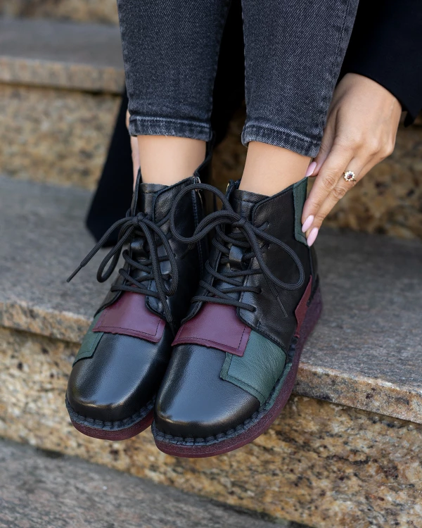 Czarne botki damskie sznurowane ze skóry naturalnej