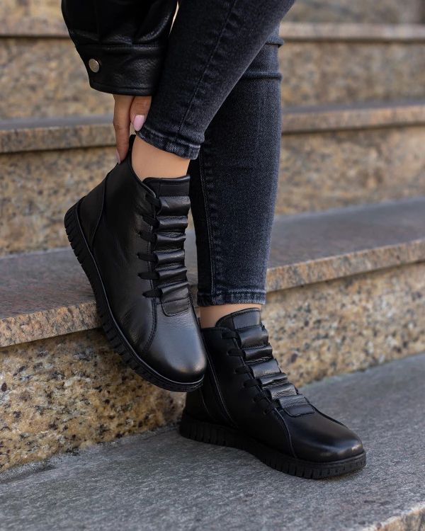 Czarne botki damskie sznurowane ze skóry licowej