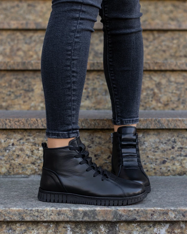 Czarne botki damskie sznurowane ze skóry licowej 3