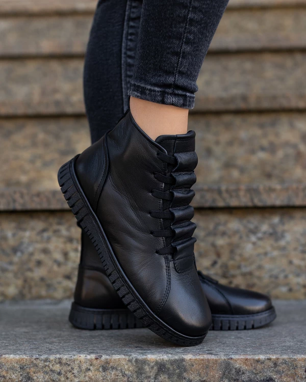 Czarne botki damskie sznurowane ze skóry licowej 4