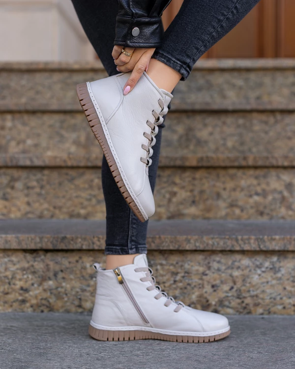 Jasnobeżowe trzewiki damskie sznurowe ze skóry naturalnej