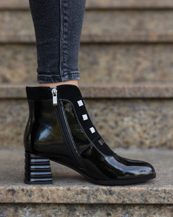 Czarne botki damskie ze skóry lakierowanej na słupku