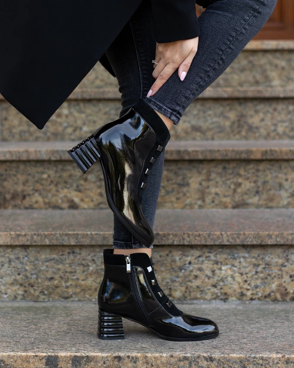 Czarne botki damskie ze skóry lakierowanej na słupku 3
