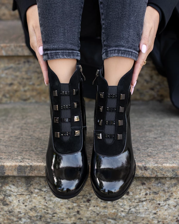 Czarne botki damskie ze skóry lakierowanej na słupku 4