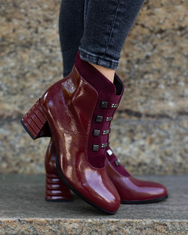 Bordowe botki damskie lakierowane na słupku