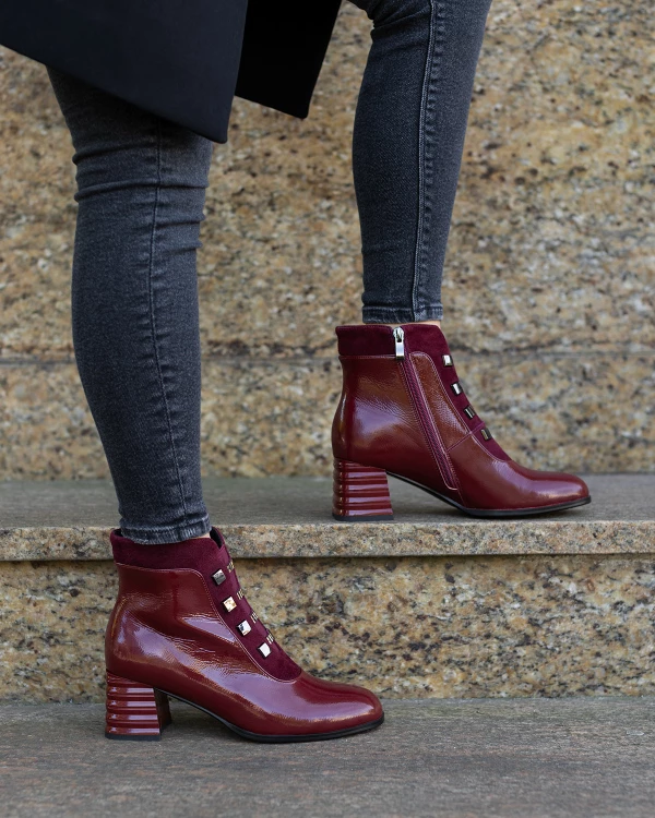 Bordowe botki damskie lakierowane na słupku 4