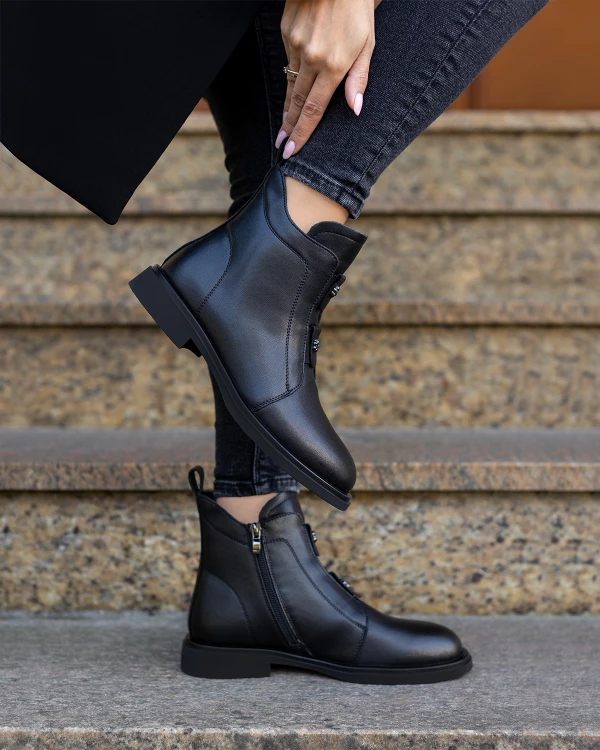 Czarne botki damskie skórzane na niskim obcasie 3