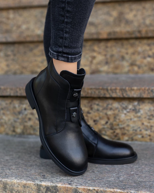 Czarne botki damskie skórzane na niskim obcasie 4