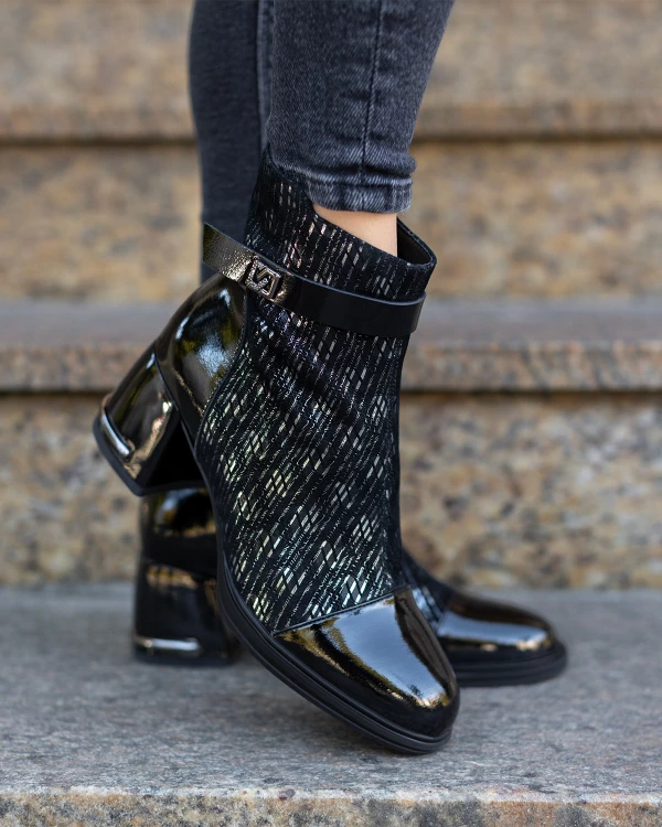 Czarne botki damskie ze skóry naturalnej na słupku z motywem