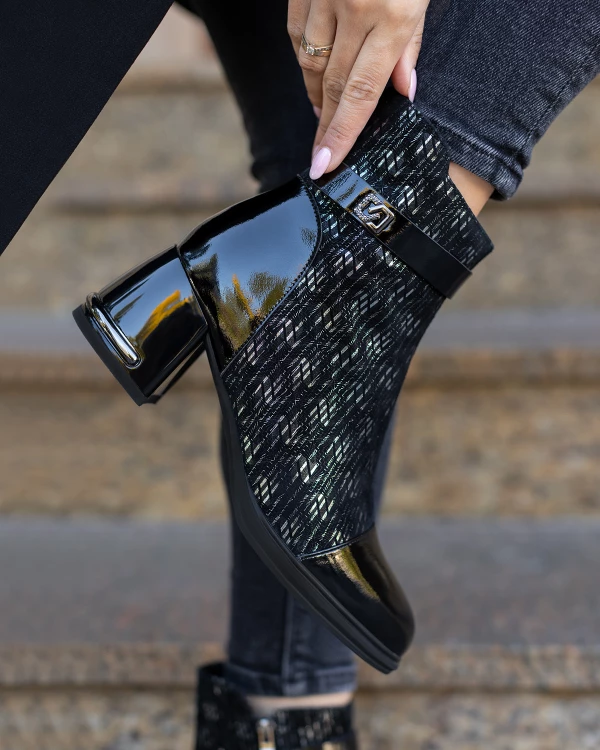 Czarne botki damskie ze skóry naturalnej na słupku z motywem 2